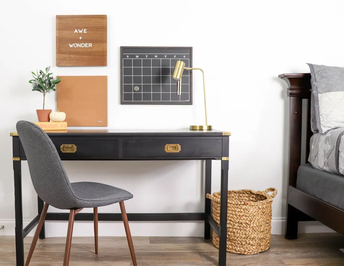 Painting the wood desk رنگ کردن میز تحریر چوب